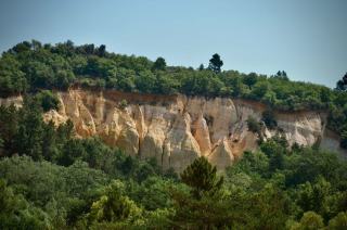 Ocres de Mormoiron : balade entre lac et collines
