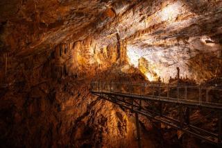 Gouffre de Lantouy : la source bleue près de Cajarc